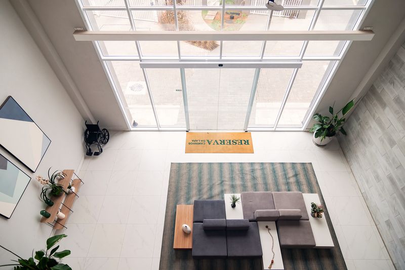 Hall de entrada com pé-direito duplo e sofás