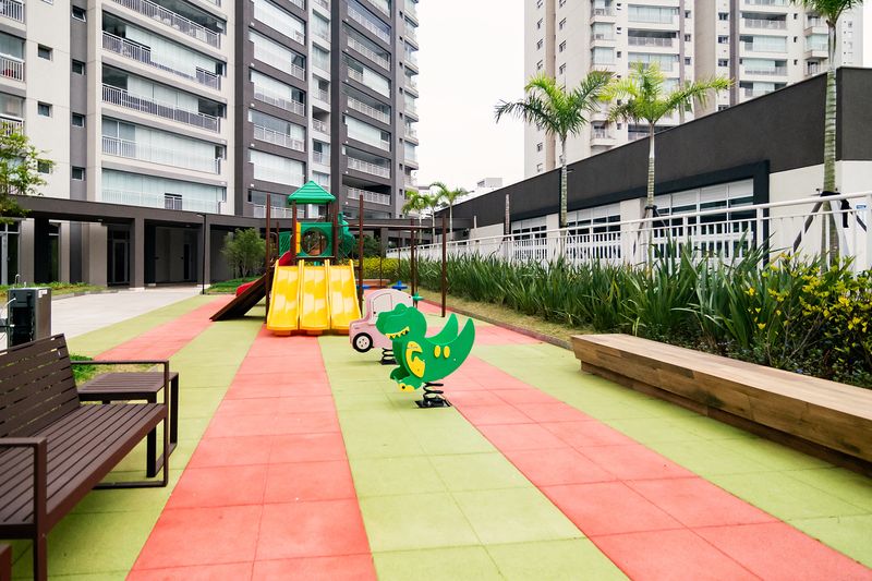 Playground com piso emborrachado, brinquedos e bancos