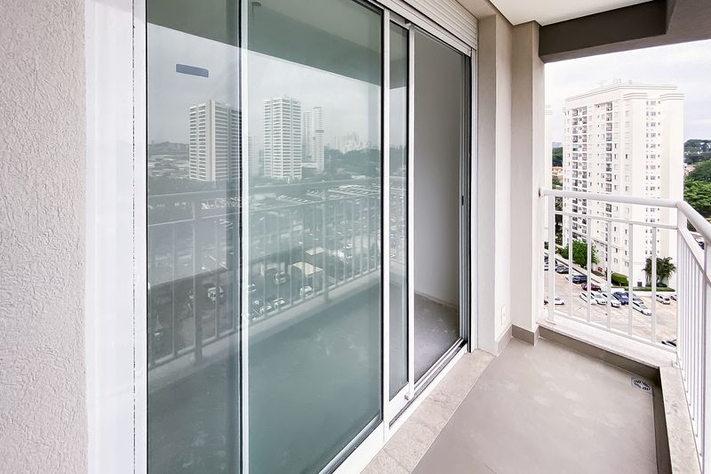 Terraço da suíte principal com porta de vidro e guarda-corpo