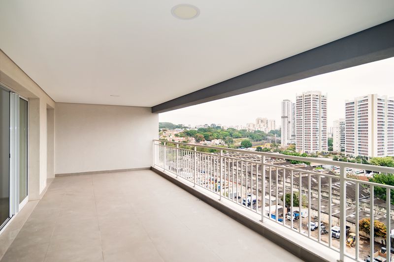 Varanda com vista para prédios residenciais e morros, no 9º andar